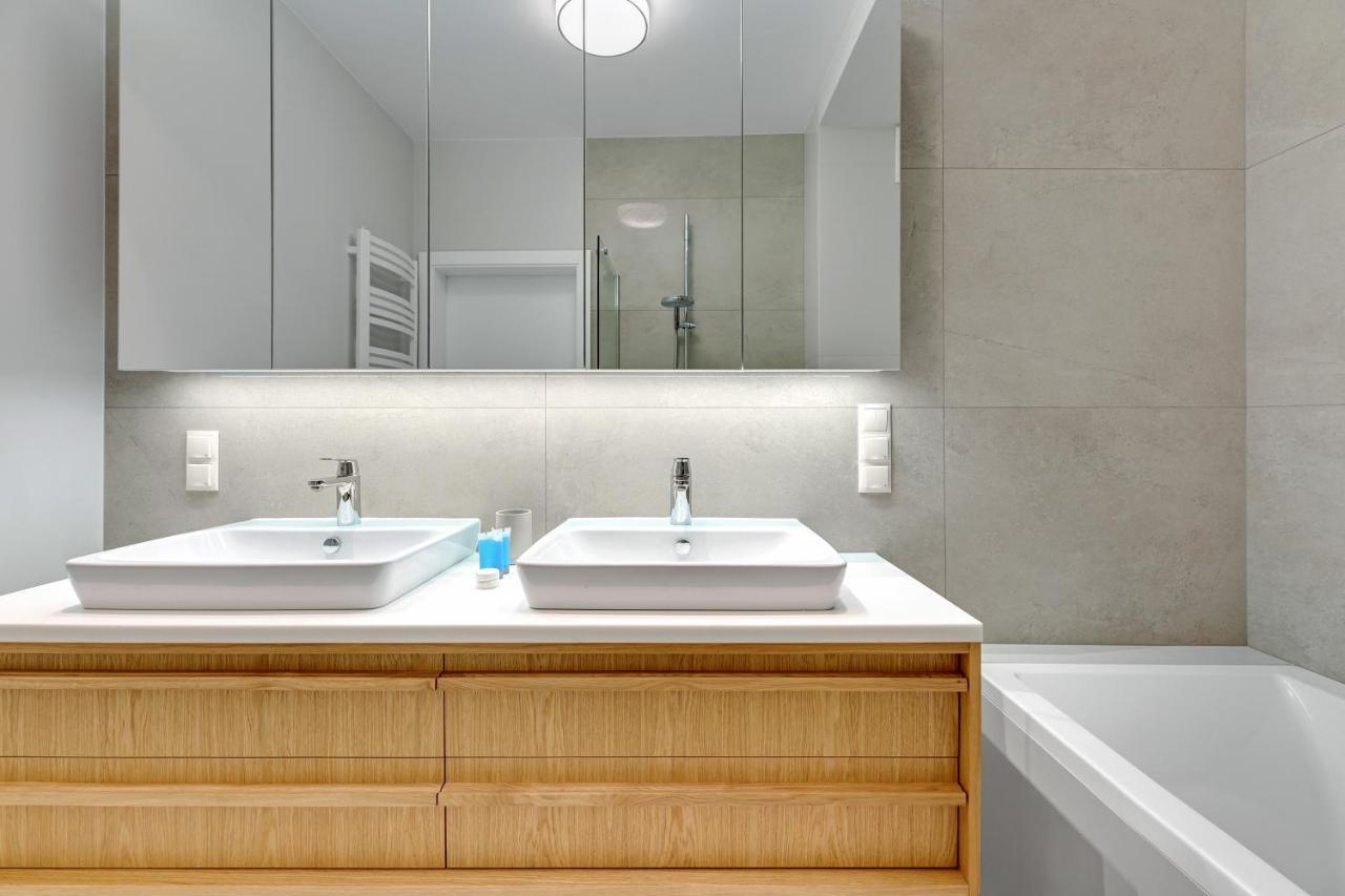 Premium Family & Business Old Town Riverside Apartment With Parking 그단스크 외부 사진