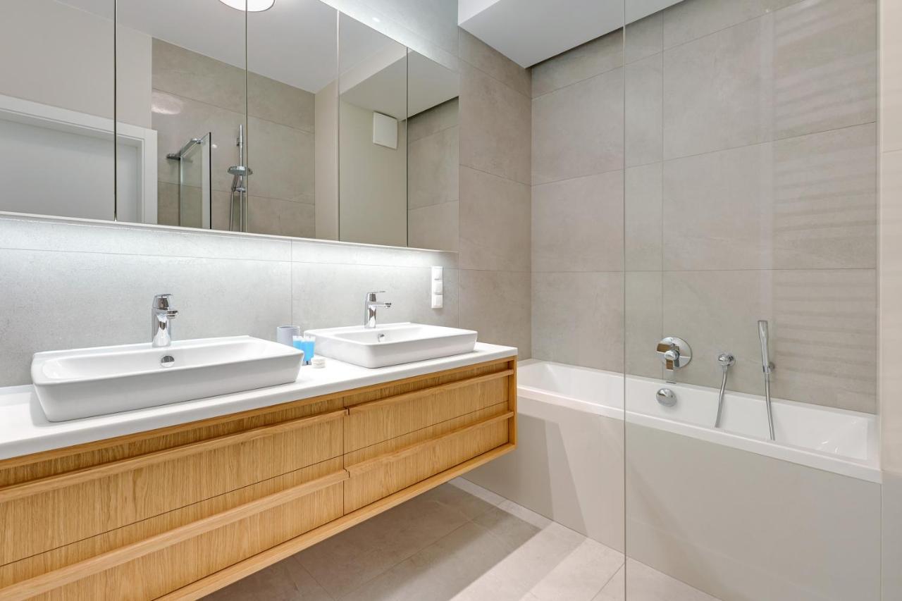 Premium Family & Business Old Town Riverside Apartment With Parking 그단스크 외부 사진